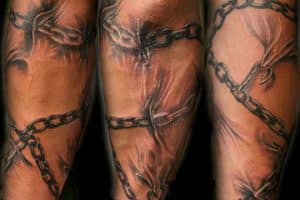 tatuajes de cadenas en el brazo para hombres