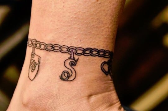 tatuajes de cadenas en el brazo y muñeca