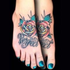 Tatuajes en el empeine para mujer de flores y estrellas