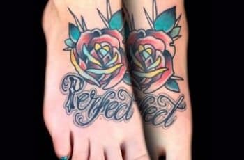 Tatuajes en el empeine para mujer de flores y estrellas