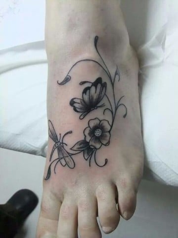 tatuajes en el empeine para mujer de rosas