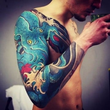 tatuajes en hombros para hombres a colores