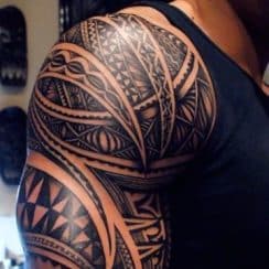 Diseños de tatuajes en hombros para hombres tribales y 3d
