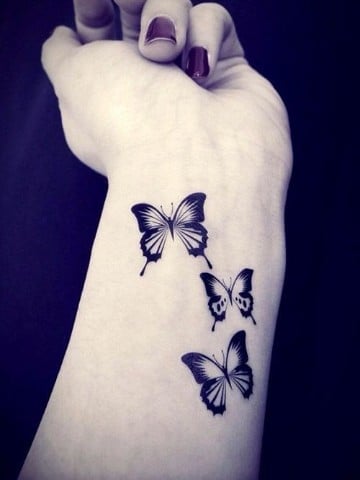 tatuajes femeninos en la muñeca mariposas