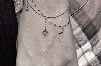 Tatuajes femeninos en la muñeca de corazon e infinito