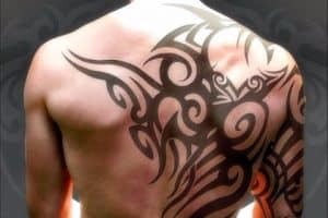 tatuajes guapos para hombres en la espalda