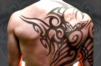 Tatuajes guapos para hombres pequeños en el brazo y hombro