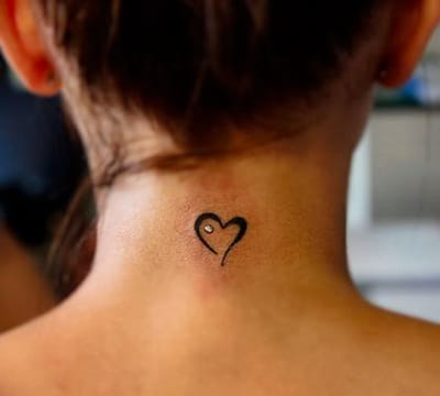 tatuajes pequeños en el cuello de corazones