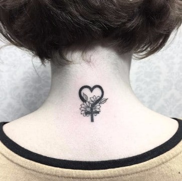 tatuajes pequeños en el cuello para mujer