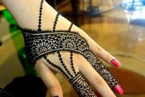 tatuajes poco comunes para mujeres en la mano