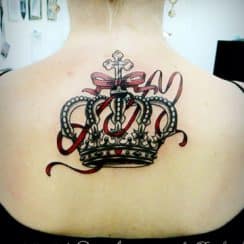 Imagenes de coronas para tatuar en mujer en la muñeca