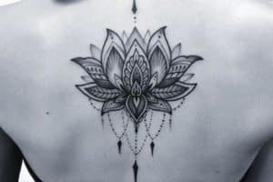 imagenes de flor de loto para tatuar espalda alta