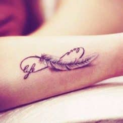 Diseños de tatuajes con nombres en el brazo para mujeres