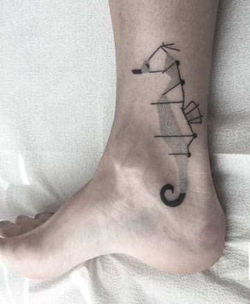 tatuajes de animales geometricos en el tobillo