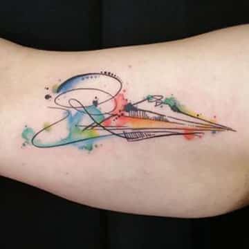 tatuajes de aviones de papel de colores