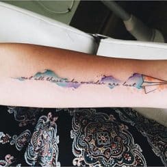 Significado de tatuajes de aviones de papel pequeños