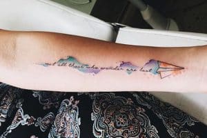 tatuajes de aviones de papel en el brazo