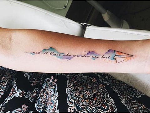 tatuajes de aviones de papel en el brazo