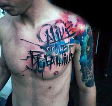 tatuajes de colores para hombres en el hombro