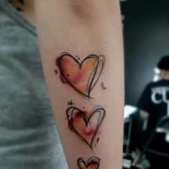 Fotos de tatuajes de corazones en el brazo para hombres