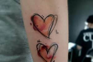 tatuajes de corazones en el brazo grande