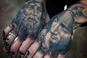 tatuajes de cristo en la mano con la virgen
