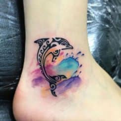 Tatuajes de delfines para mujeres en la muñeca y la pierna