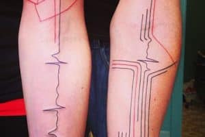 tatuajes de electrocardiograma en el brazo