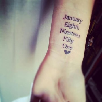 tatuajes de fechas de nacimiento en el brazo