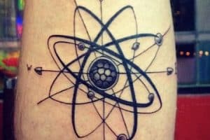 tatuajes de flechas para hombres con atomo