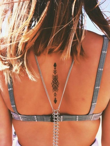 tatuajes de flechas para mujeres en la espalda