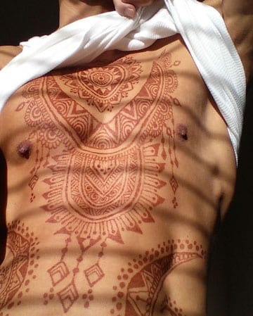 tatuajes de henna para hombres en el pecho