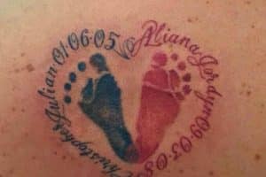 tatuajes de huellas de bebe en la espalda