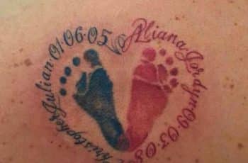 Tatuajes de huellas de bebe recien nacidos en la espalda