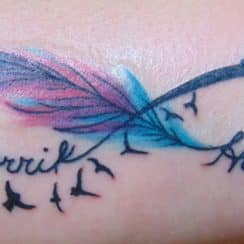 Diseños de tatuajes de infinito con pluma para mujeres