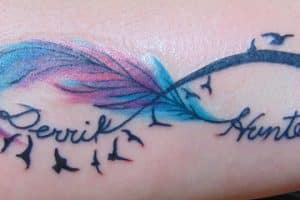 tatuajes de infinito con pluma en el brazo