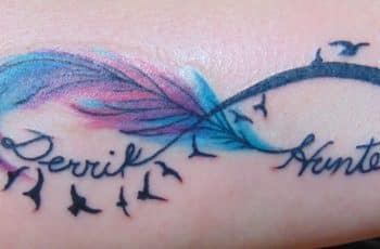 Diseños de tatuajes de infinito con pluma para mujeres