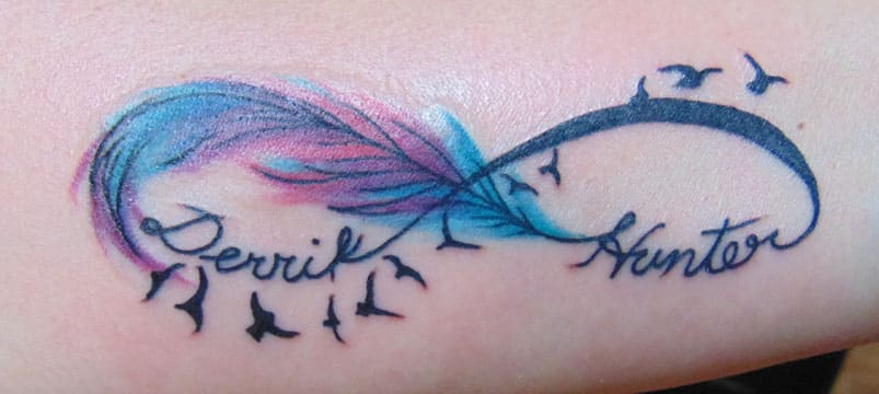 tatuajes de infinito con pluma en el brazo