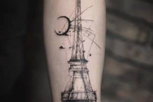 tatuajes de la torre eiffel en el brazo