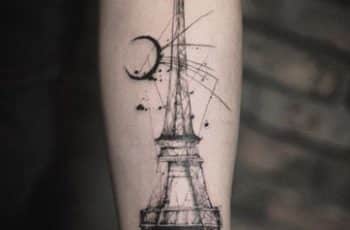 Tatuajes de la torre Eiffel y Paris en la muñeca y el cuello