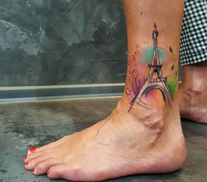 tatuajes de la torre eiffel en el tobillo