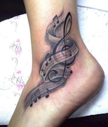 tatuajes de letras musicales en el pie