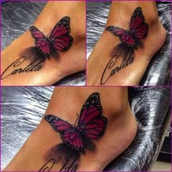 Tatuajes de mariposas en el pie y flores en la espalda