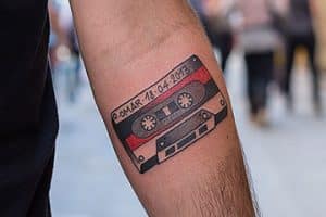 tatuajes de musica para hombres en el brazo
