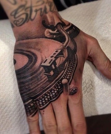 tatuajes de musica para hombres en la mano