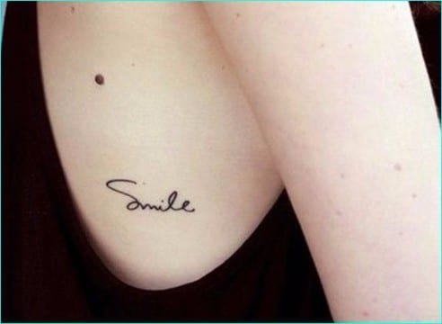 tatuajes de nombres pequeños en la espalda