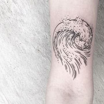 tatuajes de olas de mar en el brazo