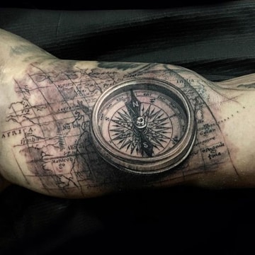 tatuajes de relojes y brujulas en el brazo