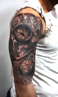 tatuajes de relojes y brujulas en el hombro