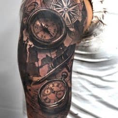 Tatuajes de relojes y brujulas de arena antiguos en el brazo